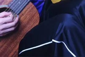 《纸短情长》谱子从上往下对应吉他1-6弦，数字为品。比如第一句2在3弦上，就是弹3弦2品，依此类推#纸短情长