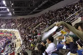 NHL中国赛北京站火焰VS棕熊，全场万人挥舞毛巾助威，气氛超燃！视频封面