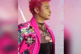 陈志朋浮夸服装才几十块钱，父母大力支持妖娆造型：很好看视频封面