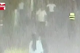 男子发狂当街追砍城管，十余名热心群众上前制服