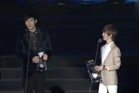 郭敬明陈学冬台上被怂恿抱一起，小四一脸娇羞迎了上去视频封面