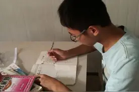 小伙18年前被聋哑父亲收养 父亲做搬运工供他上学图片