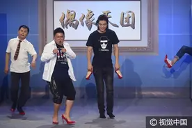 本煜录制综艺展示完美音色 穿高跟鞋演绎变态帅图片