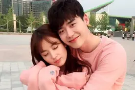 《W-两个世界》李钟硕韩孝周上演“后背杀” 七夕过后又来秀恩爱图片