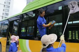 高温下的“公交美容师”——32路公交保洁李萍图片