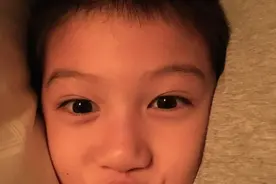胡静与儿子温馨玩亲亲 牛魔王嘴甜颜值高图片