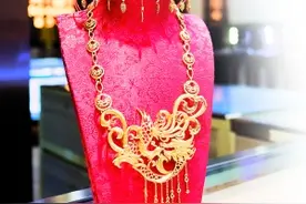 租一堆金饰结个土豪婚，你怎么看？图片