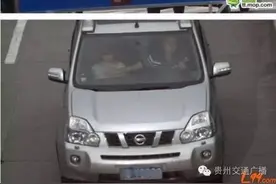 开车时，你的右手在干嘛？图片