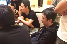 王思聪现身澳门赌场豆得儿未陪伴 啤酒肚抢镜网友调侃身体有点虚图片
