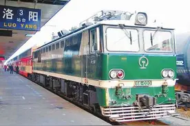 南通开往洛阳的火车提前20分钟进站　因小伙突晕倒图片