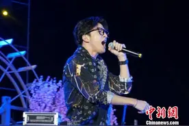 薛之谦段子不离口 “卖力”献唱不忘老本行图片