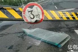 郑州南三环南向北立交桥上桥口限高杆被撞图片