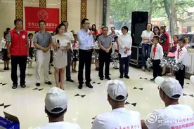 “八一”节，宝鸡青年志愿者把“歌声献给老功臣”图片
