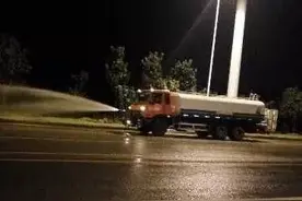 稀奇！嘉鱼园丁冒雨给绿化带浇水，这是肿么了？图片