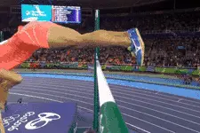 日撑杆跳选手回应"因下体挂杆遭淘汰"：存心嘲弄图片