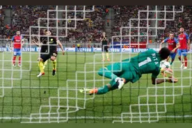 欧冠-阿圭罗3球2失点新援破门+2中框 曼城5-0胜图片