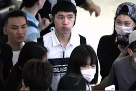 故作淡定！刘昊然引众迷妹尖叫被吓懵 机场迷路“造福众生“一路被跟拍图片