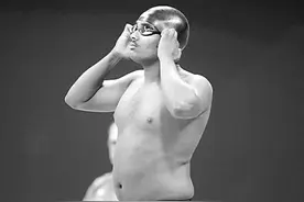 非洲“肚腩哥”泳池走红图片