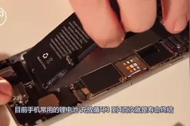 为啥现在的手机都是内置电池，不可直接更换？网友：看破不说破！视频封面