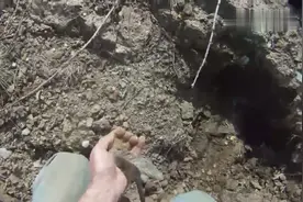 男子带着工具到山上凿石头，拿起后，看上去不一般视频封面