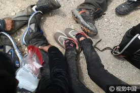 美国边境巡逻人员在美墨边境抓获一批非法移民图片