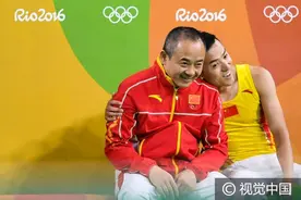 奥运会-男子蹦床决赛：董栋拥抱教练蔡光亮庆祝夺牌图片