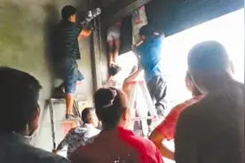 两名7岁的女孩被卷帘门卡住 造成一死一伤图片