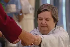 占卜师让路人闭眼许愿，睁眼后出现尴尬一幕，路人内心是崩溃的视频封面