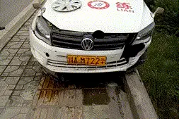 婊姐蛋疼图：女司机的停车水平，教练吓得不想再教你了图片