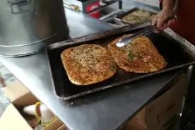 吃过恩施掉渣烧饼没？电烤4元缸炉5元 太好吃了连吃2个