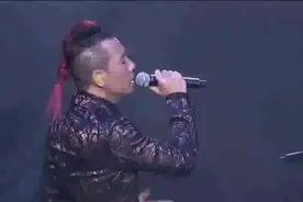 陈小春演唱会和应采儿对唱秀恩爱 不管兄弟调侃 虐死单身狗！图片