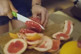 如何将虾仁与柠檬搭配，完成一道美味