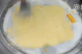 街头美食：炒酸奶的制作过程。