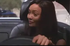 这美女真凶猛，在悬崖边上互相飙车，悬崖边上的狂野飙车，震撼图片
