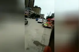 客家两男子唱着歌骑着破单车，回家！图片