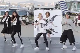 美女街头跳EXO《Call me baby》，路人淡定路过！图片