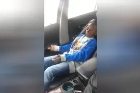 小男孩跳舞一开始还不好意思，没想到认真起来让人刮目相看！图片