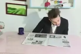 这个B装的太好了！男子设计了层层机关就为了报纸自动翻页图片