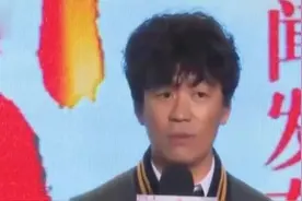 太龌龊了！王宝强牵小孩手在前 马蓉却在后后和宋喆亲密“咬耳朵视频封面