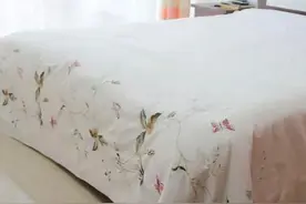 白色床单总是有污渍？保姆用这招立马变干净图片