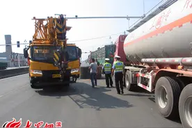 货车路口刹车时掉下20吨重钢卷 路面被砸出大坑图片