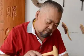 谁说朽木不可雕？这位宿迁木匠用废木头制作梳子拿了国家专利图片