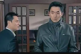 双腿瘫痪的总裁突然从轮椅上站起来，竟把身后的助理吓出一身冷汗视频封面