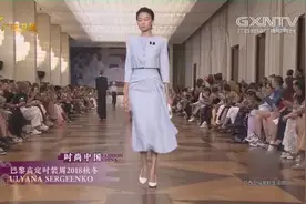 上身短款黑衬衫，搭配黑色裸腿裤，珍珠饰品体现女性高贵优雅