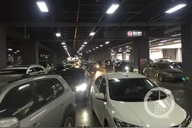 北站北广场地下行车道成“停车场” 乘客差点赶脱火车图片