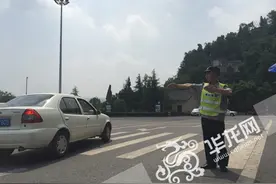 烈日下清扫垃圾引导停车 高速路服务区里的坚守图片