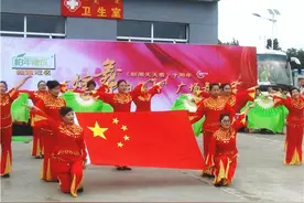 广场舞跳出幸福花图片