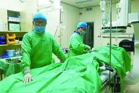 医生穿十余公斤铅制套装做手术 衣服能拧出水图片