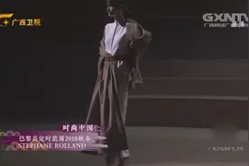 长裙修身的剪裁，白色长裙加上一点卡其色，让设计更加完美视频封面