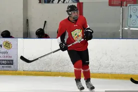 十项全能选手！贾斯汀比伯变身冰球达人 冰场狂飙球技耍帅频露傻笑图片